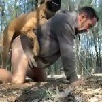 Homem gay com o pau do cachorro engatado dentro do cu